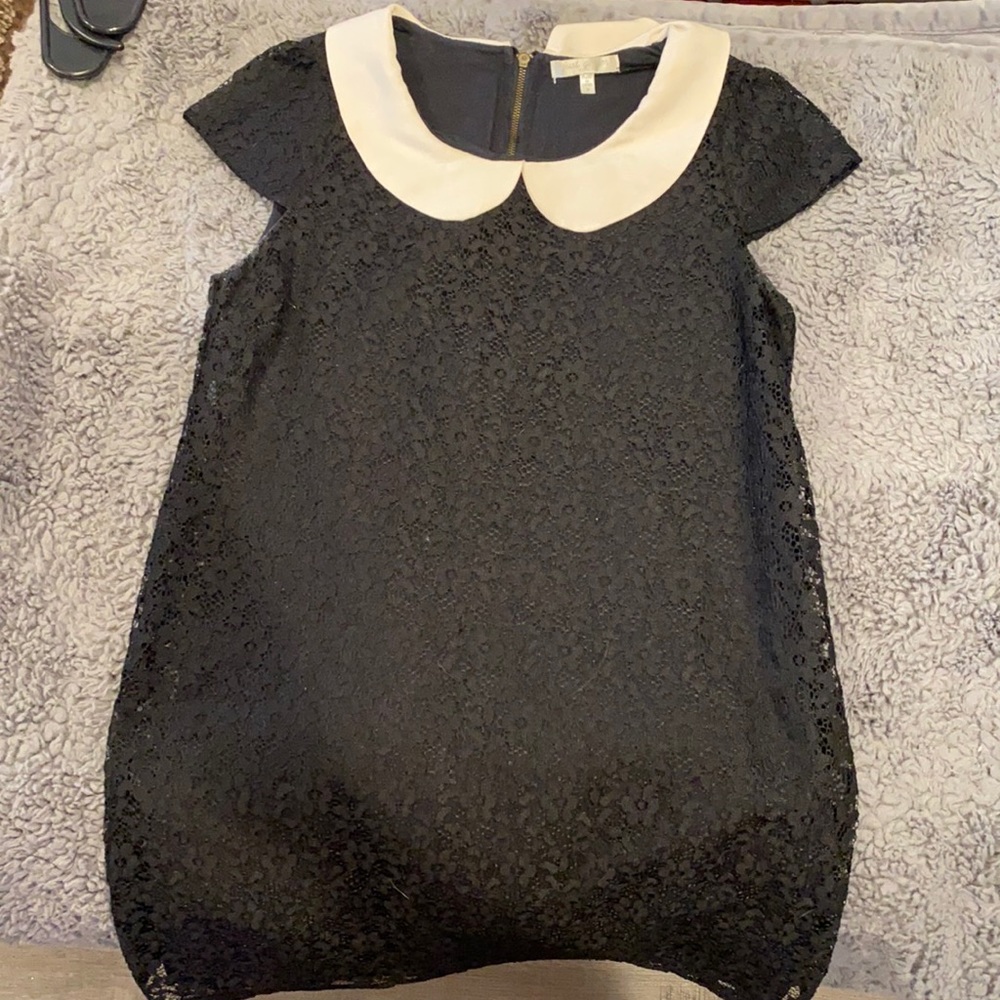 Lace dress with white collar